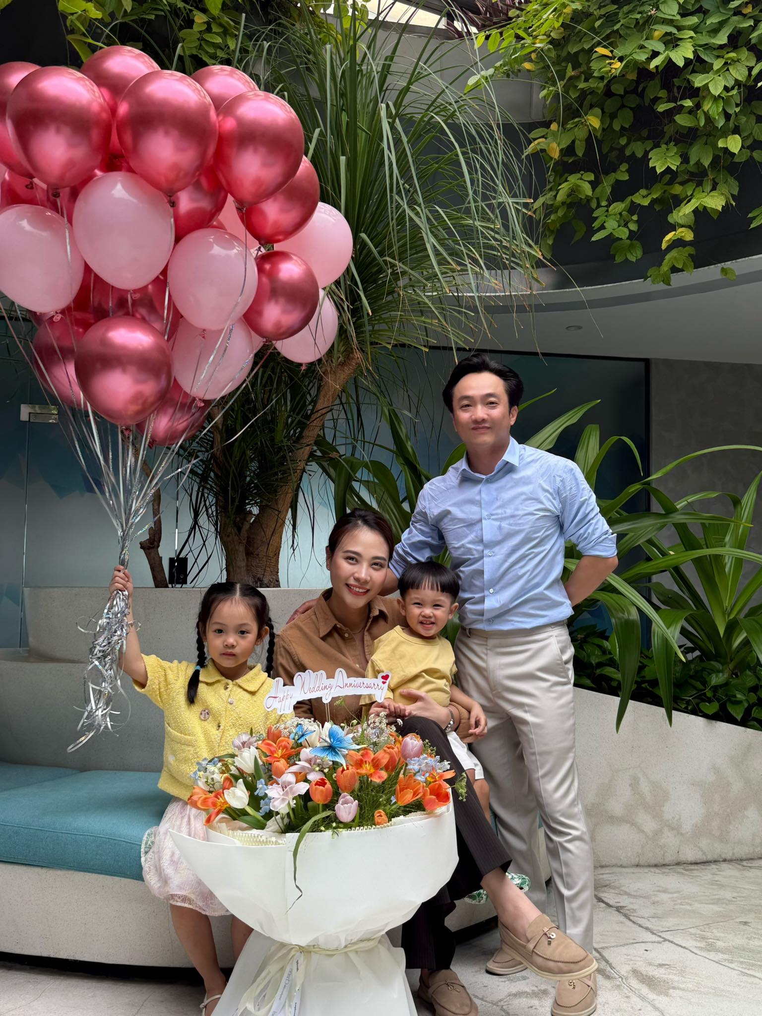 Cuộc sống hòa hợp của vợ chồng Cường Đô La trong biệt thự đẹp như trung tâm thương mại ở TP.HCM - Ảnh 1.
