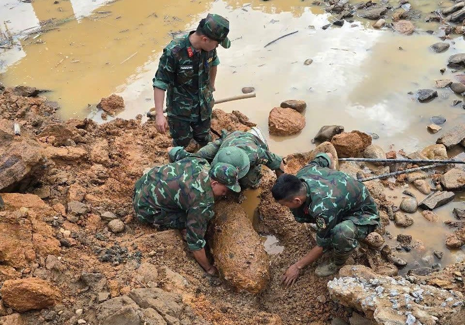 Phát hiện bom nặng 350kg còn nguyên ngòi nổ tại Điện Biên , đảm bảo an toàn cho người dân - Ảnh 1.