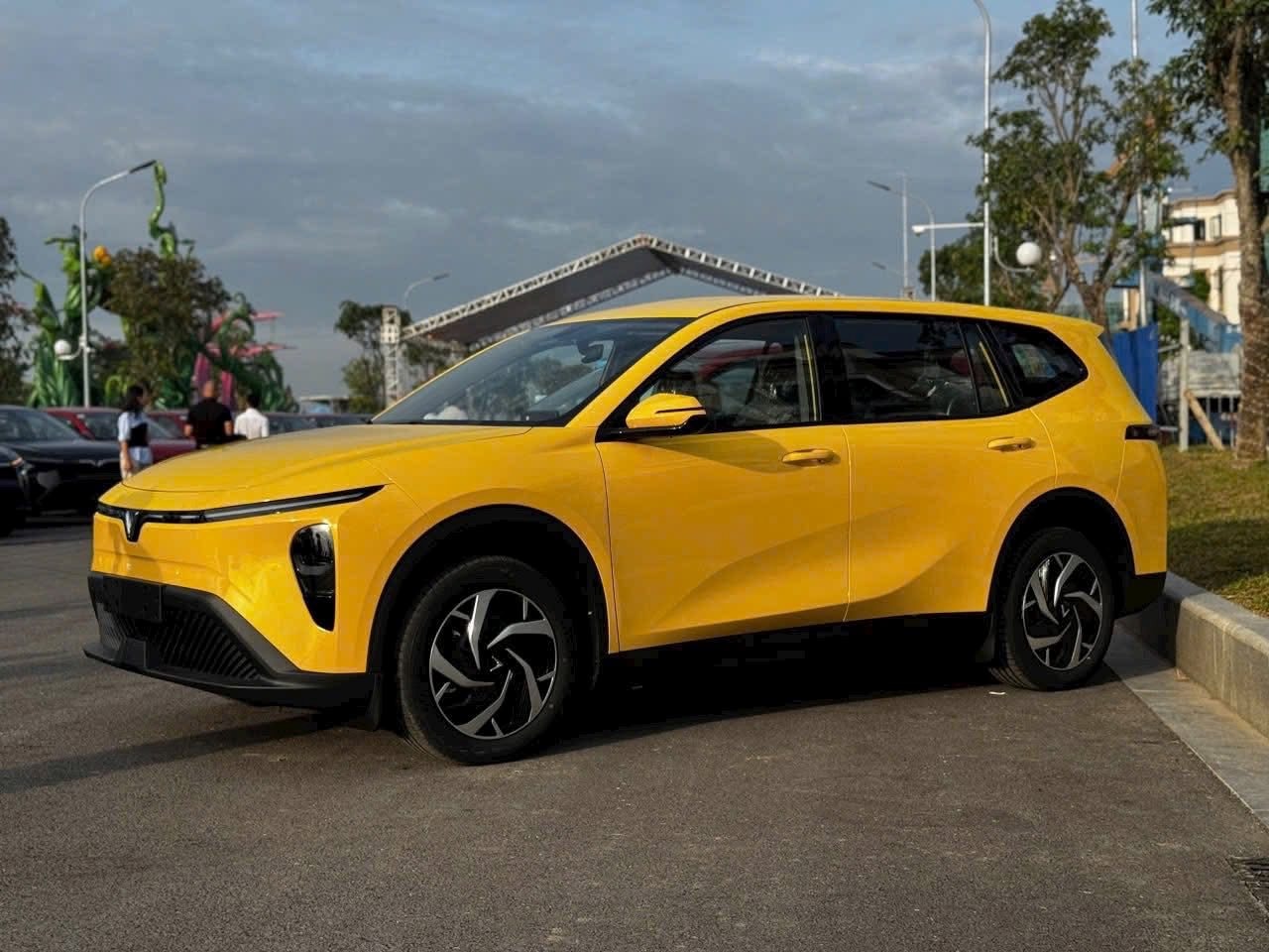 Xe điện 7 chỗ "hot" nhất năm của VinFast sẵn sàng lăn bánh, sẽ thành MPV  "quốc dân" mới? - Ảnh 1.