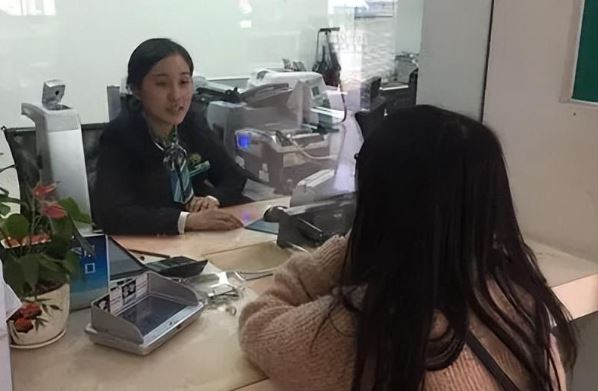 Ngân hàng trừ phí quản lý tài khoản miễn phí trọn đời của khách hàng - Ảnh 1.