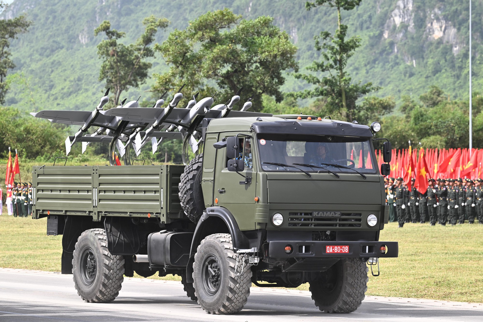 Chiêm ngưỡng xe tăng , tên lửa hợp luyện tại Hà Nội trong nắng gắt - Ảnh 5. Chiêm ngưỡng xe tăng , tên lửa hợp luyện tại Hà Nội trong nắng gắt - Ảnh 5.