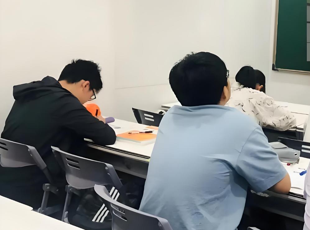 Gi&aacute;o vi&ecirc;n dạy k&egrave;m cho cặp sinh đ&ocirc;i, ng&agrave;y 2 em đỗ c&ocirc; bất ngờ bị kiện, phải trả lại to&agrave;n bộ học ph&iacute;- Ảnh 2.