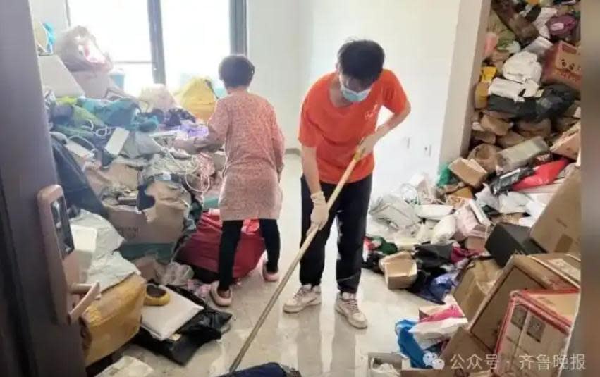 Bà lão U70 chi 7 tỷ mua sắm online, sống giữa đống đồ đáng báo động - Ảnh 2.