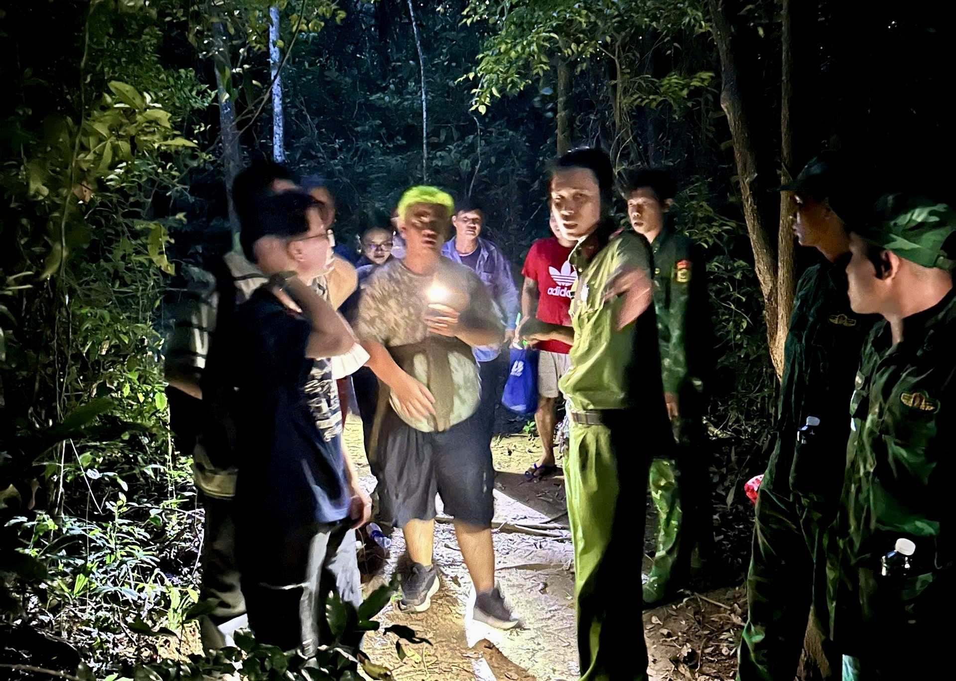 Giải cứu 6 người trẻ bị lạc trên núi Minh Đạm, TP HCM- Ảnh 1. Giải cứu 6 người trẻ bị lạc trên núi Minh Đạm, TP HCM- Ảnh 1.