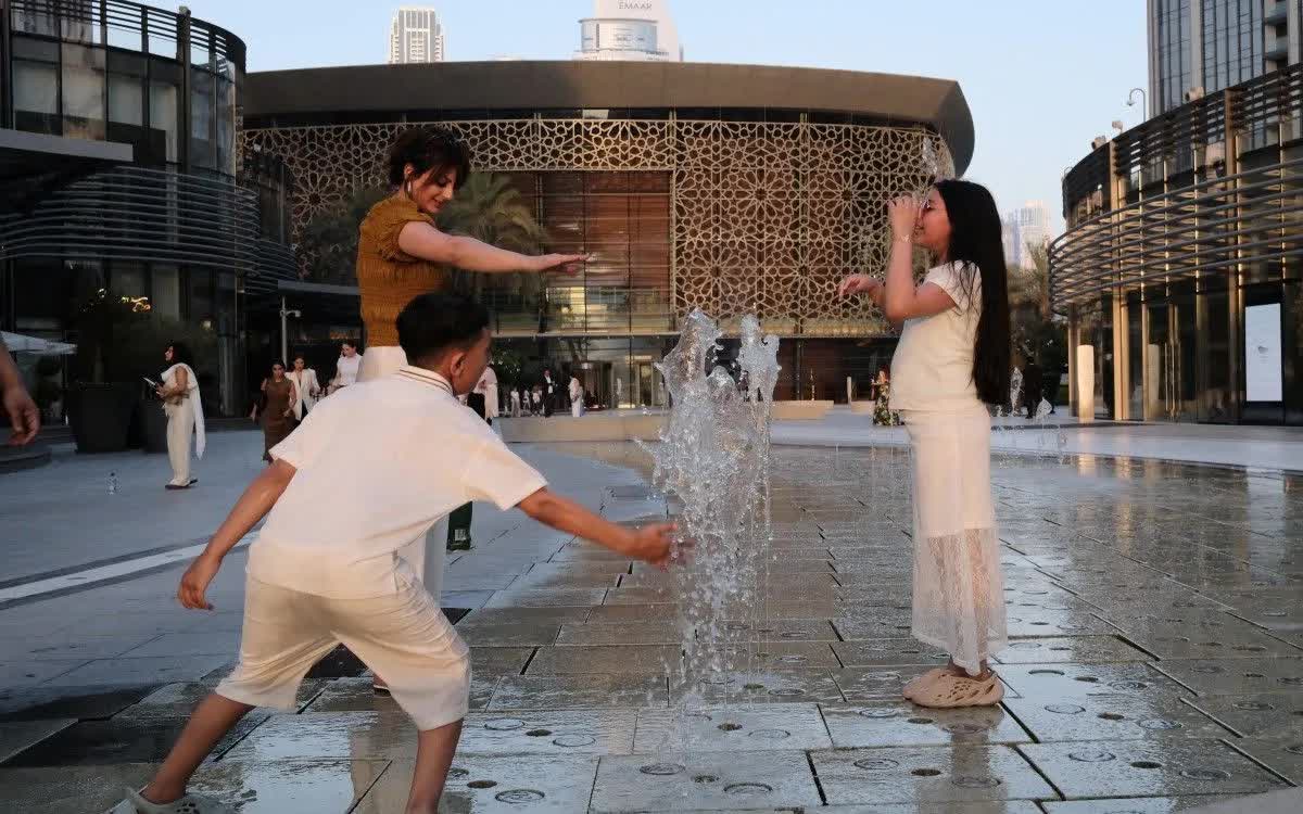 Nắng n&oacute;ng kỷ lục l&ecirc;n tới 51 độ C tại UAE sau m&ugrave;a xu&acirc;n oi bức nhất lịch sử - Ảnh 1.