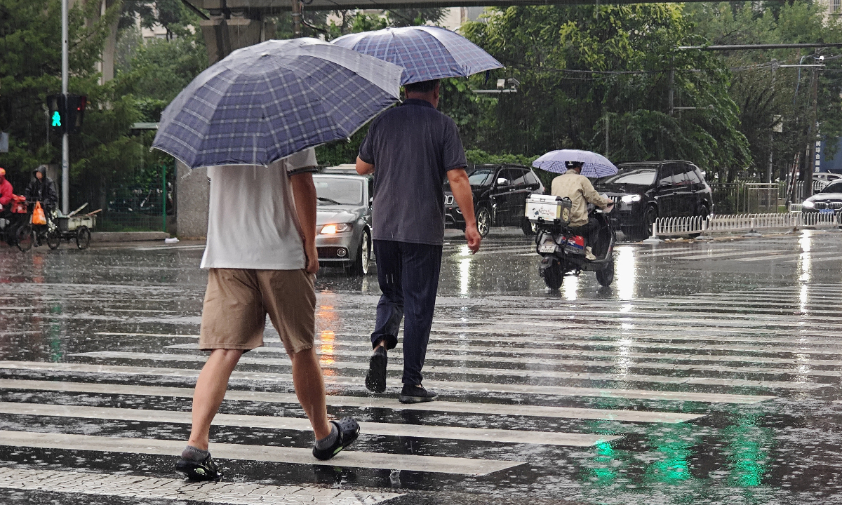 Thủ đ&ocirc; Trung Quốc đặt trong t&igrave;nh trạng b&aacute;o động v&igrave; mưa lũ - Ảnh 1.