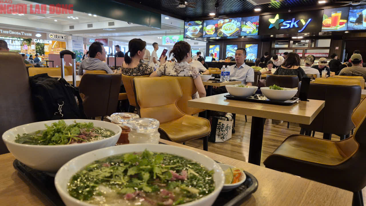 Giá đồ ăn sân bay có thực sự "trên trời"? Chuyên gia ẩm thực tiết lộ điều bất ngờ- Ảnh 1. Giá đồ ăn sân bay có thực sự "trên trời"? Chuyên gia ẩm thực tiết lộ điều bất ngờ- Ảnh 1.