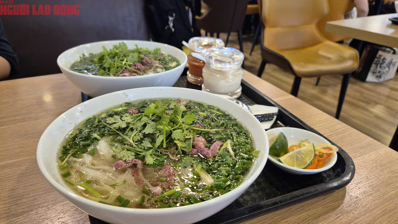 Giá đồ ăn sân bay có thực sự "trên trời"? Chuyên gia ẩm thực tiết lộ điều bất ngờ- Ảnh 2. Giá đồ ăn sân bay có thực sự "trên trời"? Chuyên gia ẩm thực tiết lộ điều bất ngờ- Ảnh 2.