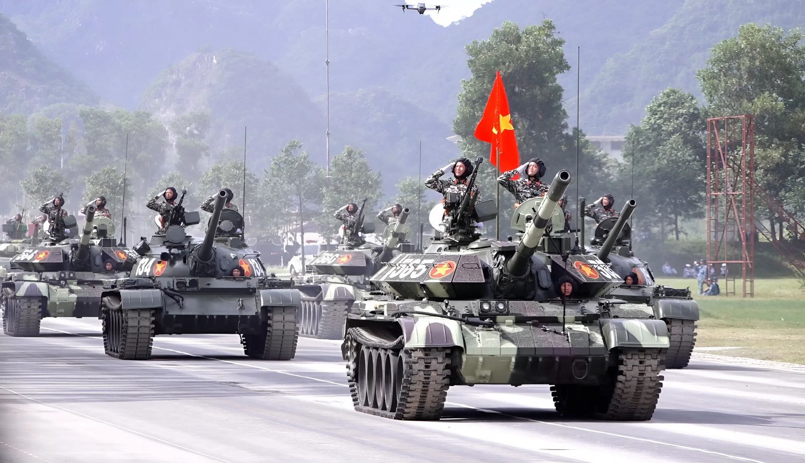 Dàn khí tài 'hùng dũng' tiến bước tại Tổng hợp luyện diễu binh lần 2: Tên lửa đạn đạo, pháo phản lực, UAV  - Ảnh 1.