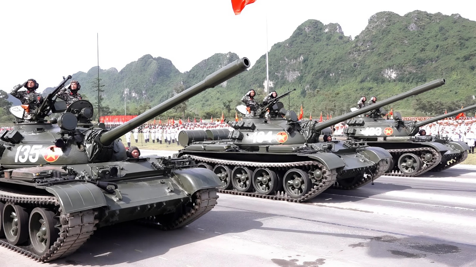 Dàn khí tài 'hùng dũng' tiến bước tại Tổng hợp luyện diễu binh lần 2: Tên lửa đạn đạo, pháo phản lực, UAV  - Ảnh 2.