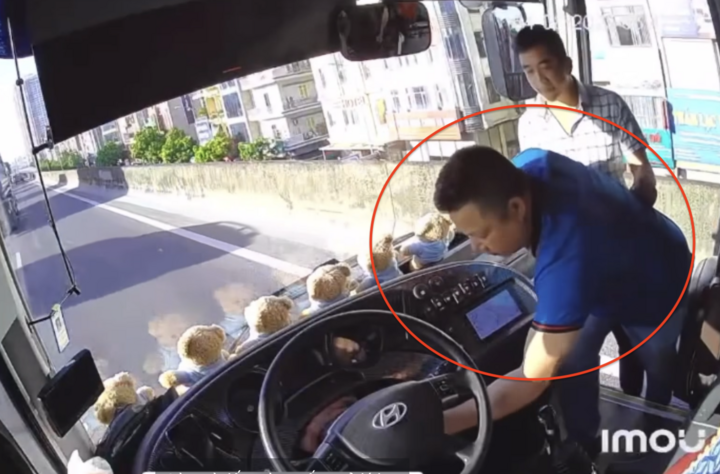 Tài xế rút chìa khóa ô tô khách có thể bị khởi tố hình sự - Ảnh 1.