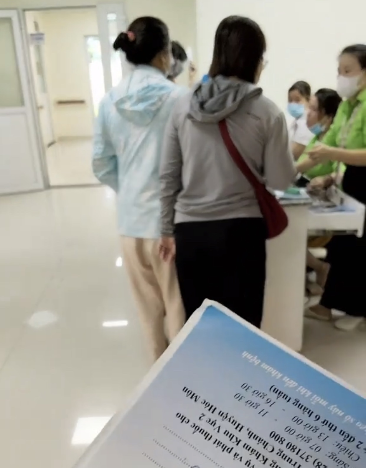 Bệnh viện lên tiếng vì bị "tố" không công bằng trong việc bốc số khám bệnh - Ảnh 1.