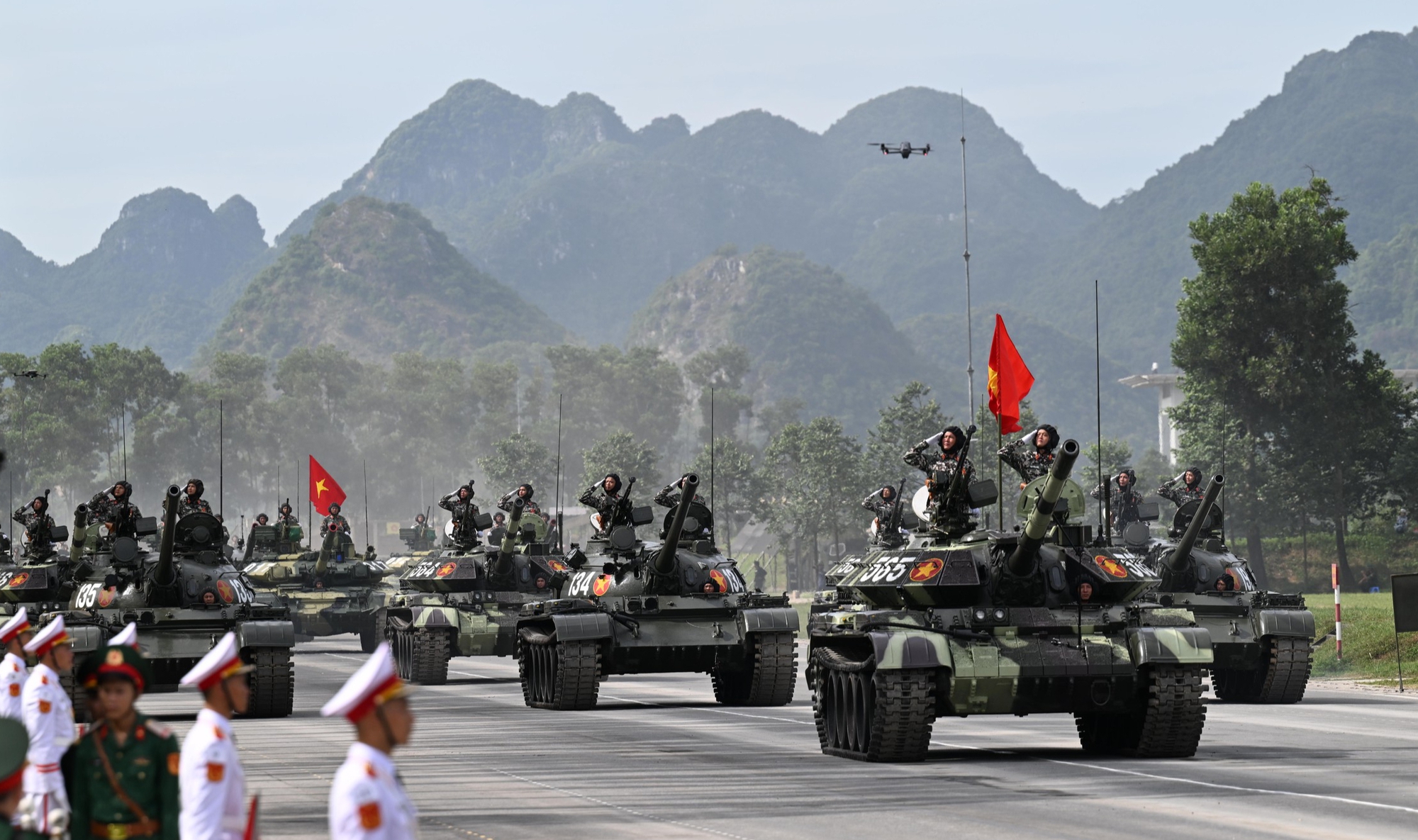 Chiêm ngưỡng xe tăng , tên lửa hợp luyện tại Hà Nội trong nắng gắt - Ảnh 1. Chiêm ngưỡng xe tăng , tên lửa hợp luyện tại Hà Nội trong nắng gắt - Ảnh 1.