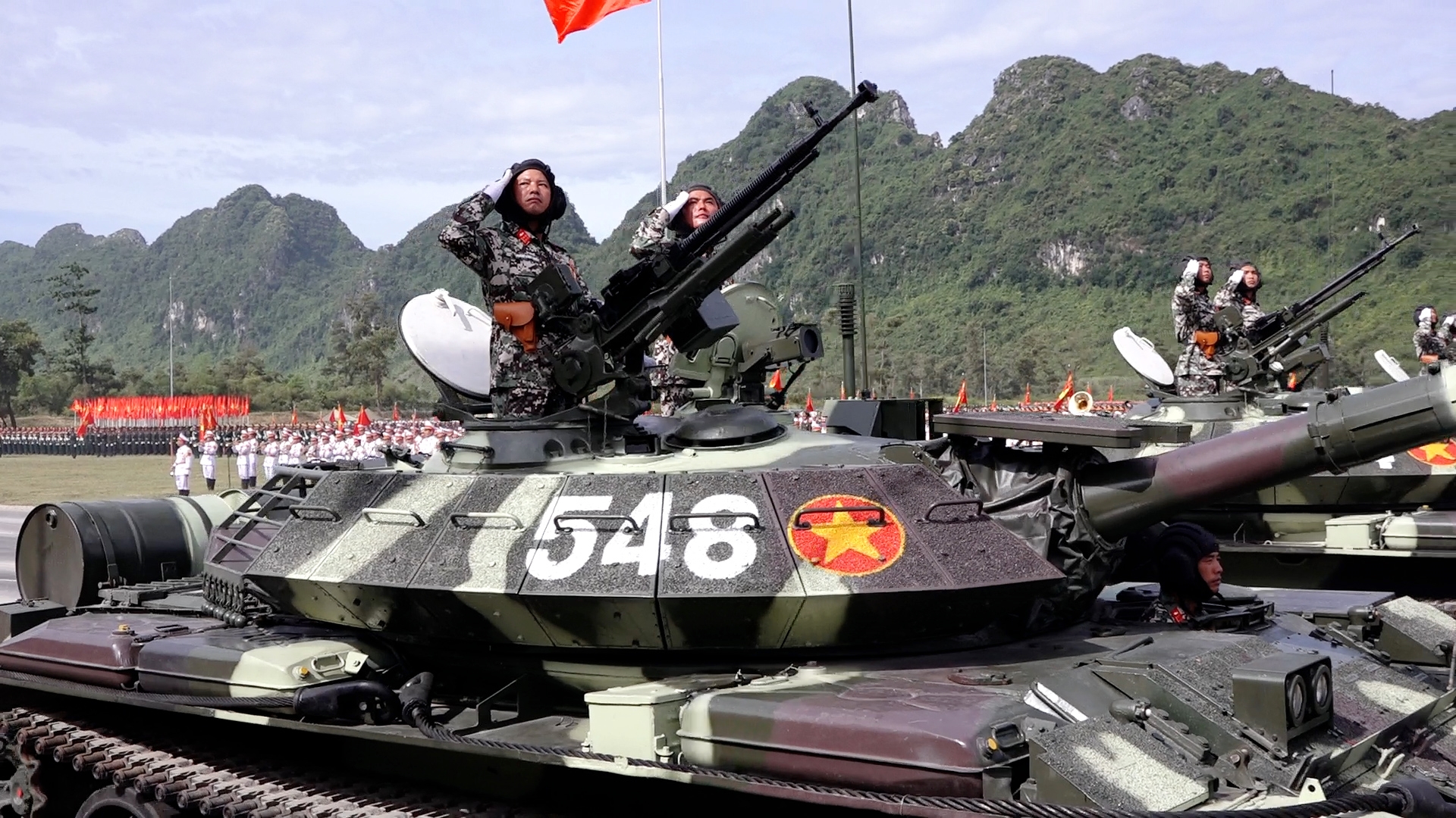 Dàn khí tài 'hùng dũng' tiến bước tại Tổng hợp luyện diễu binh lần 2: Tên lửa đạn đạo, pháo phản lực, UAV  - Ảnh 3.