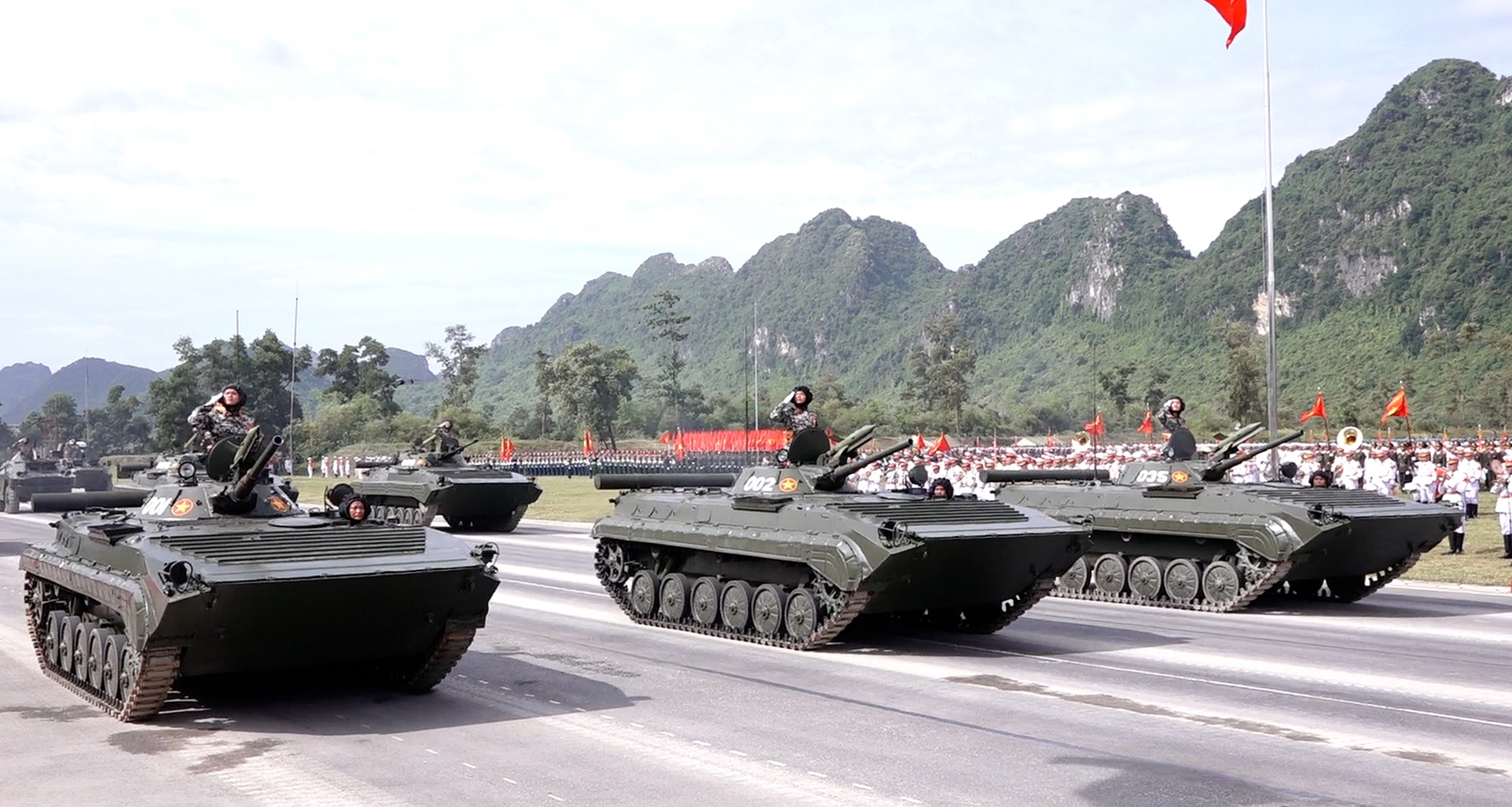 Dàn khí tài 'hùng dũng' tiến bước tại Tổng hợp luyện diễu binh lần 2: Tên lửa đạn đạo, pháo phản lực, UAV  - Ảnh 5.