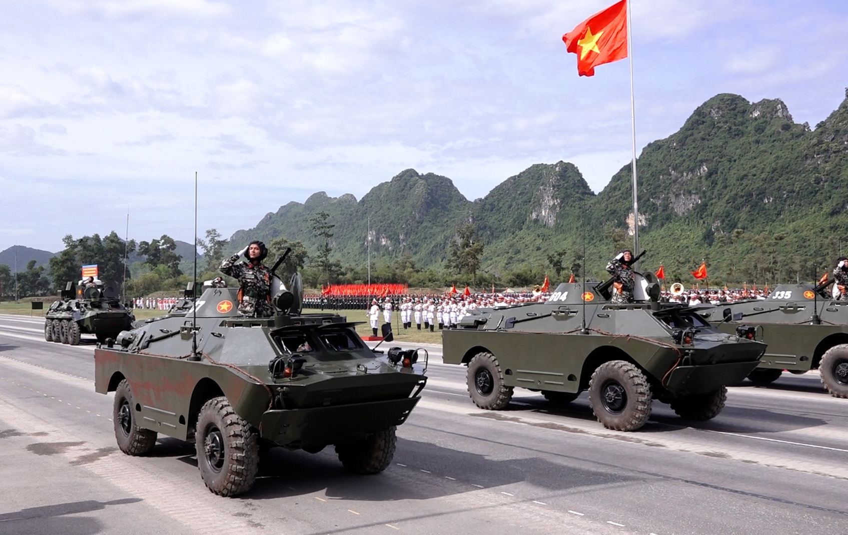 Dàn khí tài 'hùng dũng' tiến bước tại Tổng hợp luyện diễu binh lần 2: Tên lửa đạn đạo, pháo phản lực, UAV  - Ảnh 6.