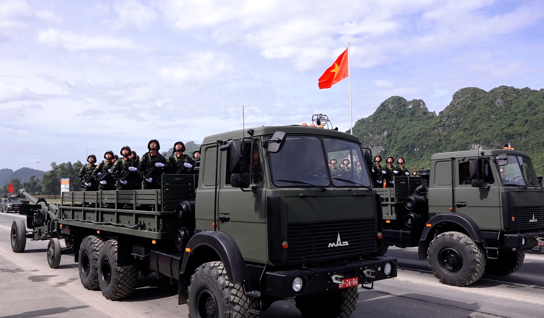 Dàn khí tài 'hùng dũng' tiến bước tại Tổng hợp luyện diễu binh lần 2: Tên lửa đạn đạo, pháo phản lực, UAV  - Ảnh 8.