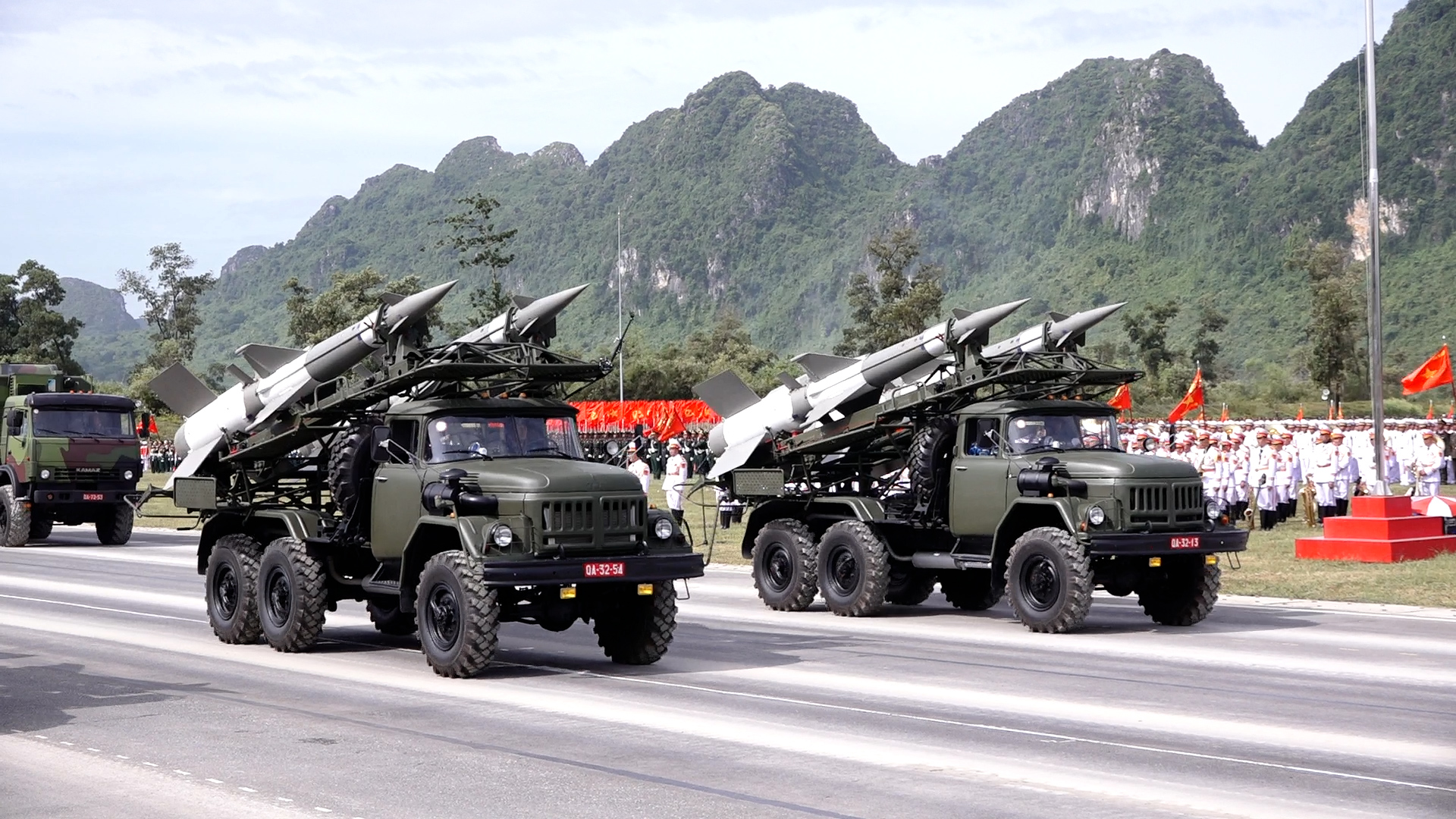 Dàn khí tài 'hùng dũng' tiến bước tại Tổng hợp luyện diễu binh lần 2: Tên lửa đạn đạo, pháo phản lực, UAV  - Ảnh 12.