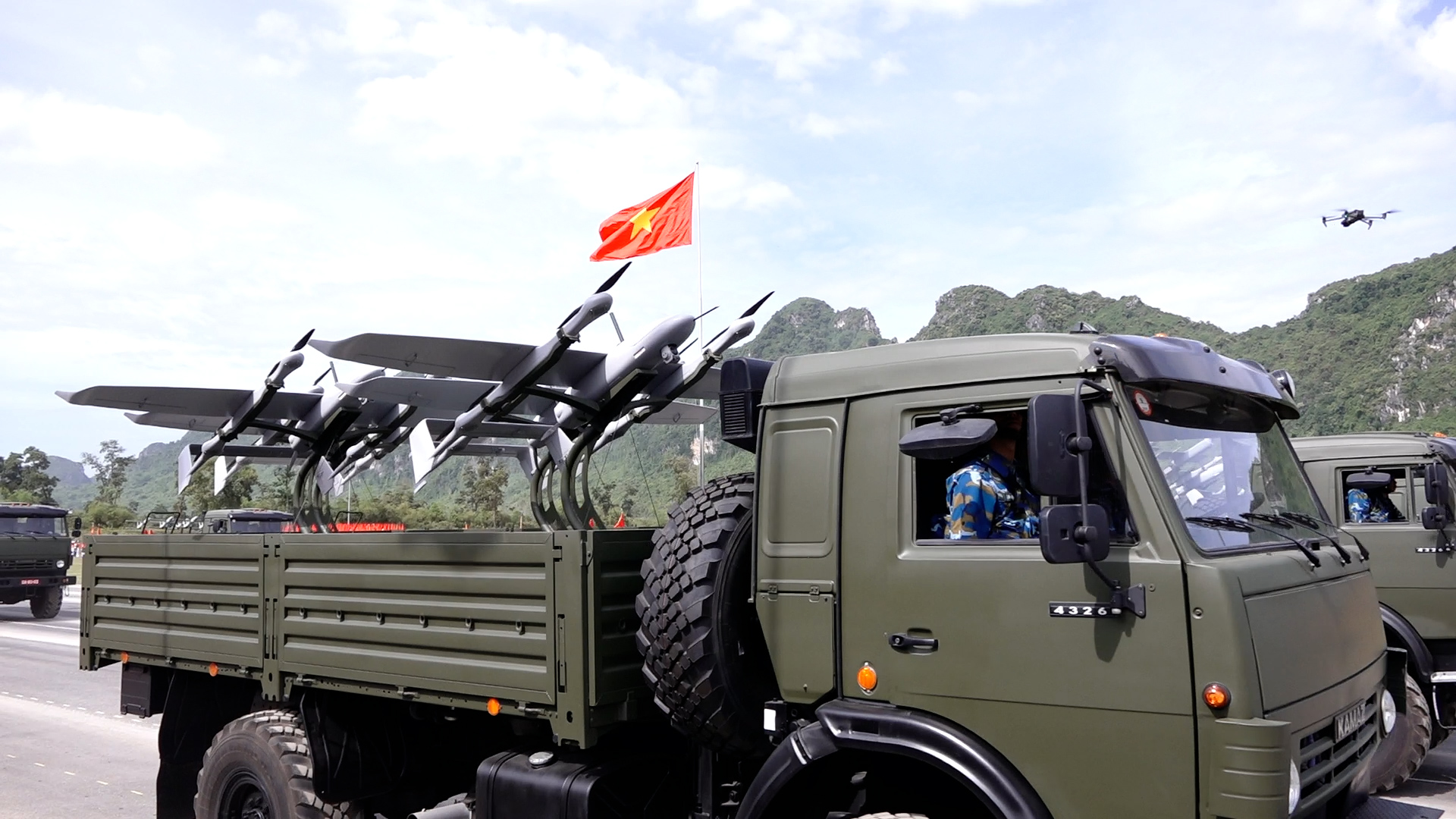 Dàn khí tài 'hùng dũng' tiến bước tại Tổng hợp luyện diễu binh lần 2: Tên lửa đạn đạo, pháo phản lực, UAV  - Ảnh 14.