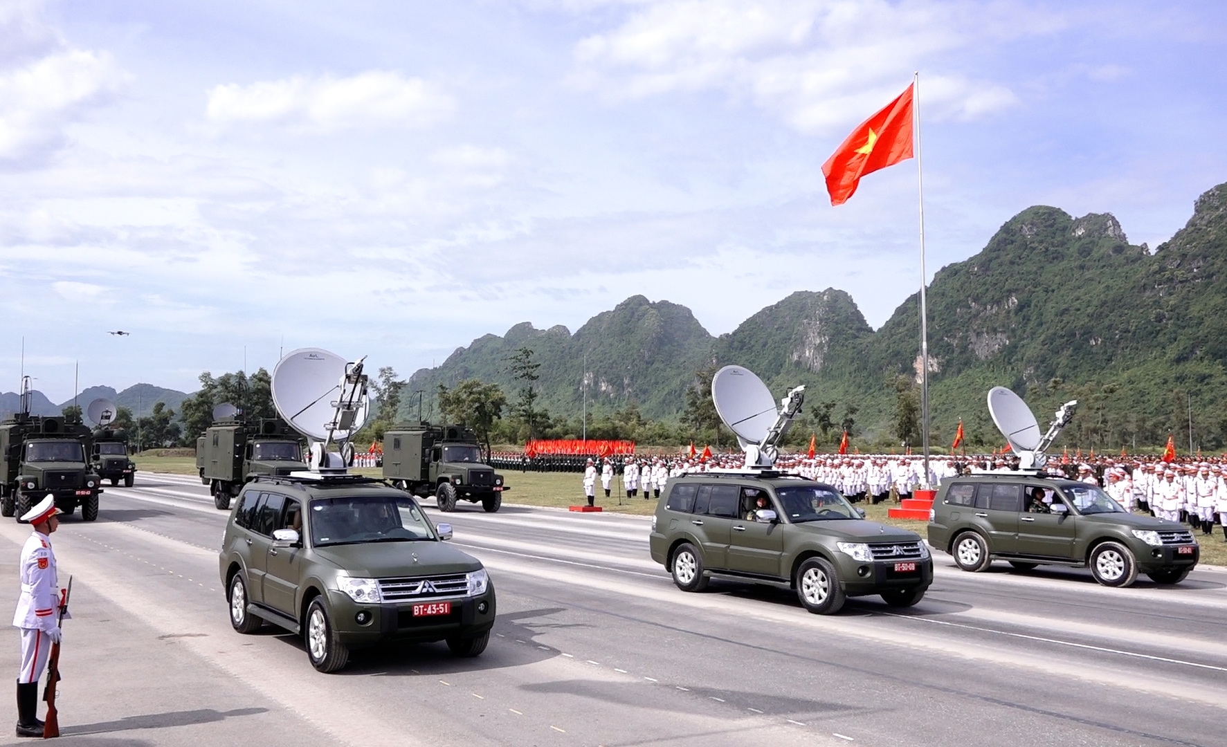 Dàn khí tài 'hùng dũng' tiến bước tại Tổng hợp luyện diễu binh lần 2: Tên lửa đạn đạo, pháo phản lực, UAV  - Ảnh 16.