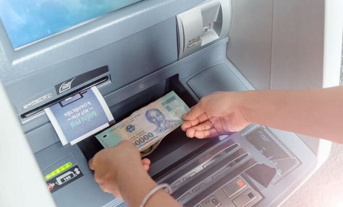 Hạn mức rút tiền ATM mới: Rút tối đa bao nhiêu tiền mỗi ngày?- Ảnh 1. Hạn mức rút tiền ATM mới: Rút tối đa bao nhiêu tiền mỗi ngày?- Ảnh 1.