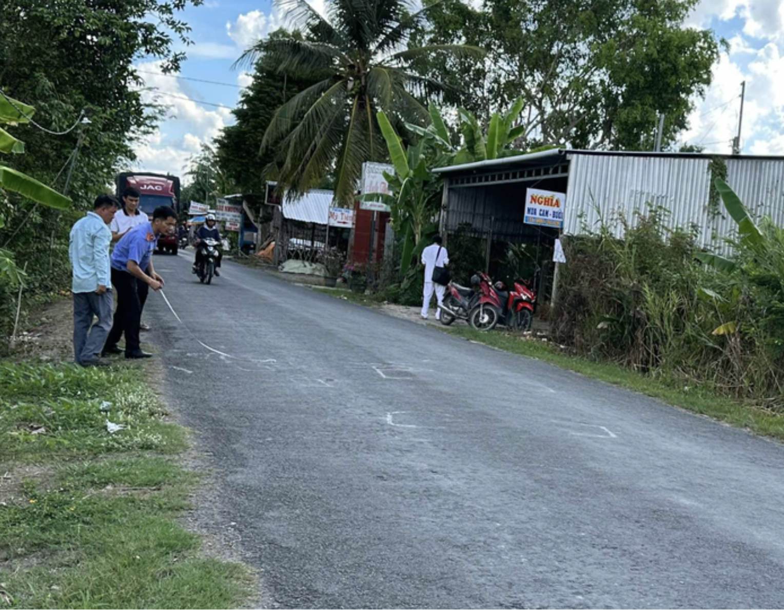 Vụ nữ sinh tử vong ở Vĩnh Long: Khởi tố tài xế- Ảnh 2.