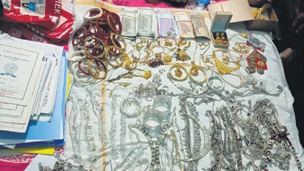 Đột k&iacute;ch 6 địa điểm li&ecirc;n quan tới chuy&ecirc;n vi&ecirc;n kiểm định xe cơ giới lương th&aacute;ng 32 triệu, thu giữ 1 kg v&agrave;ng, 2 kg bạc c&ugrave;ng "sổ đỏ" 44 l&ocirc; đất - Ảnh 1.