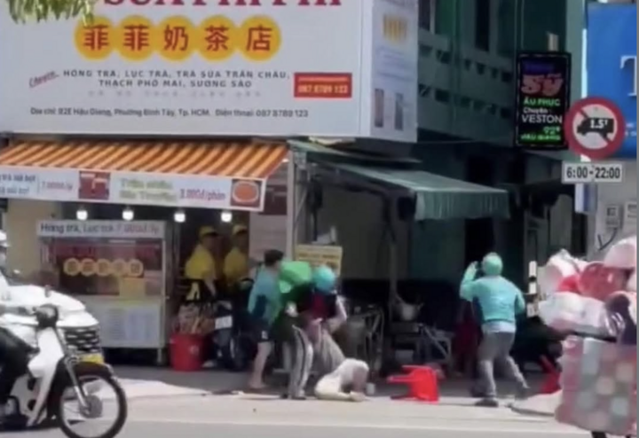 Tạm giữ nhóm người mặc áo xe ôm công nghệ trong vụ hỗn chiến ở TP . HCM - Ảnh 1.