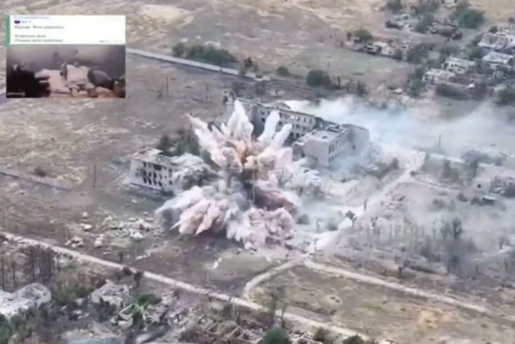 F-16 Ukraine tung đ&ograve;n tấn c&ocirc;ng ba mục ti&ecirc;u, tập k&iacute;ch Nga bằng bom JDAM- Ảnh 1.