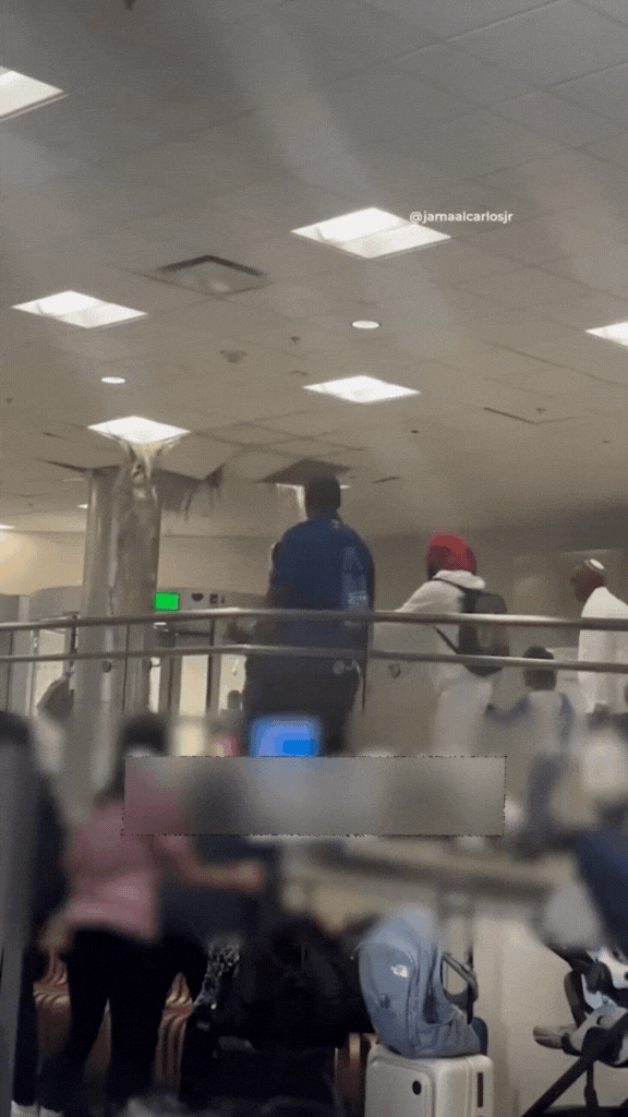 Sân bay Mỹ náo loạn vì nước thải rò rỉ từ trần nhà gây hoảng loạn - Ảnh 2.