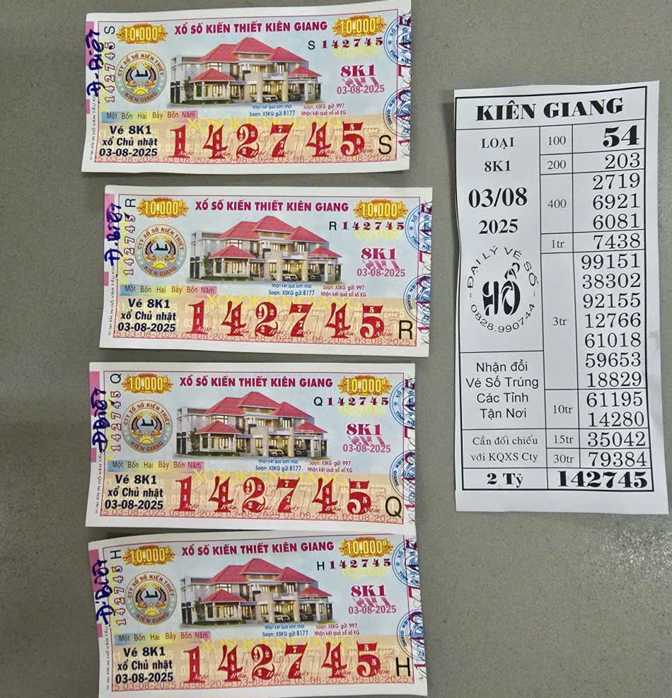 Người mẹ ở Cà Mau trúng giải độc đắc nhờ 4 tờ vé số mua tại TP HCM - Ảnh 1.