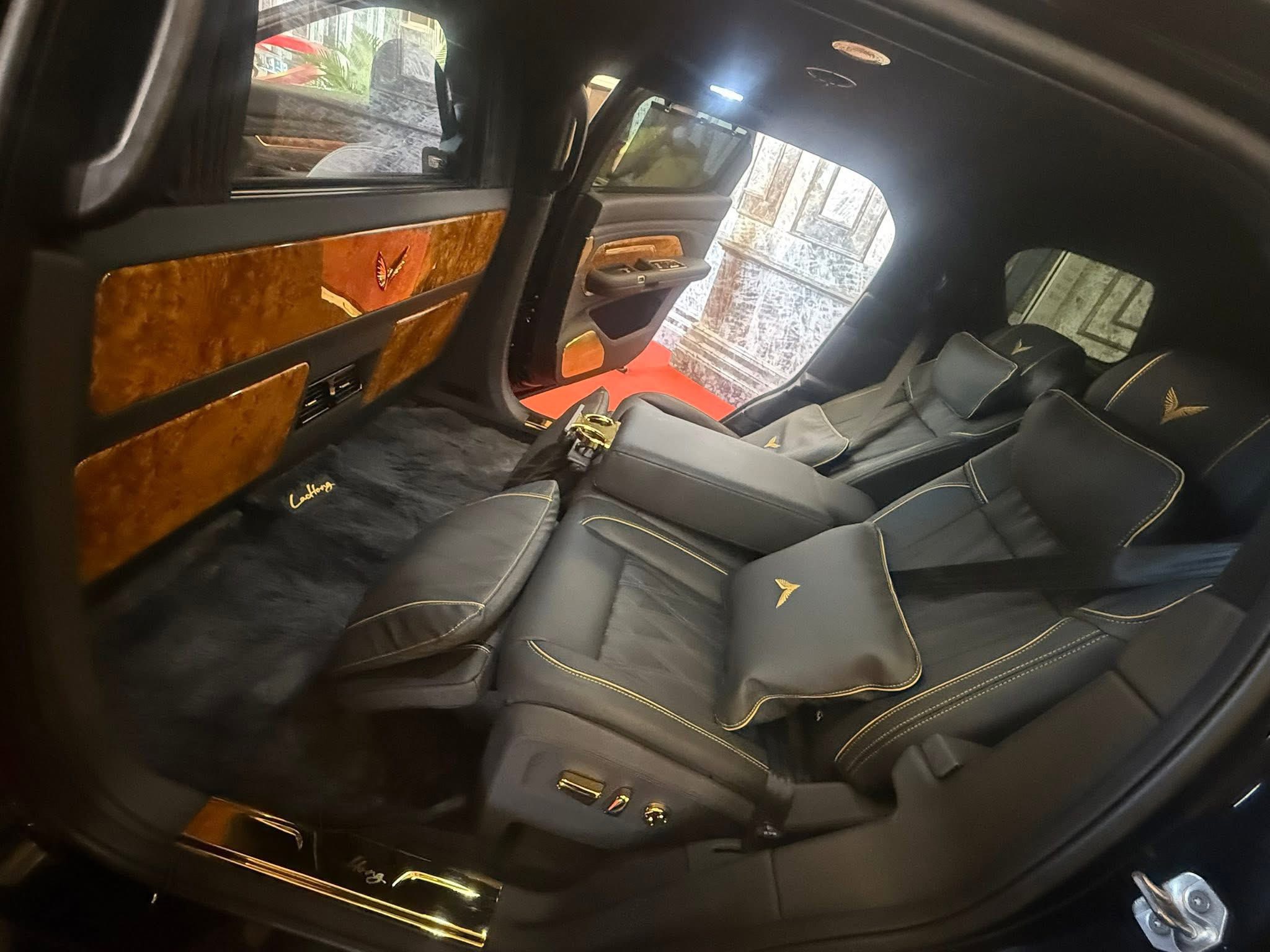 Limousine siêu sang của VinFast lộ thêm ảnh: Logo cánh chim vàng, vách ngăn  như Rolls-Royce, ốp gỗ thật