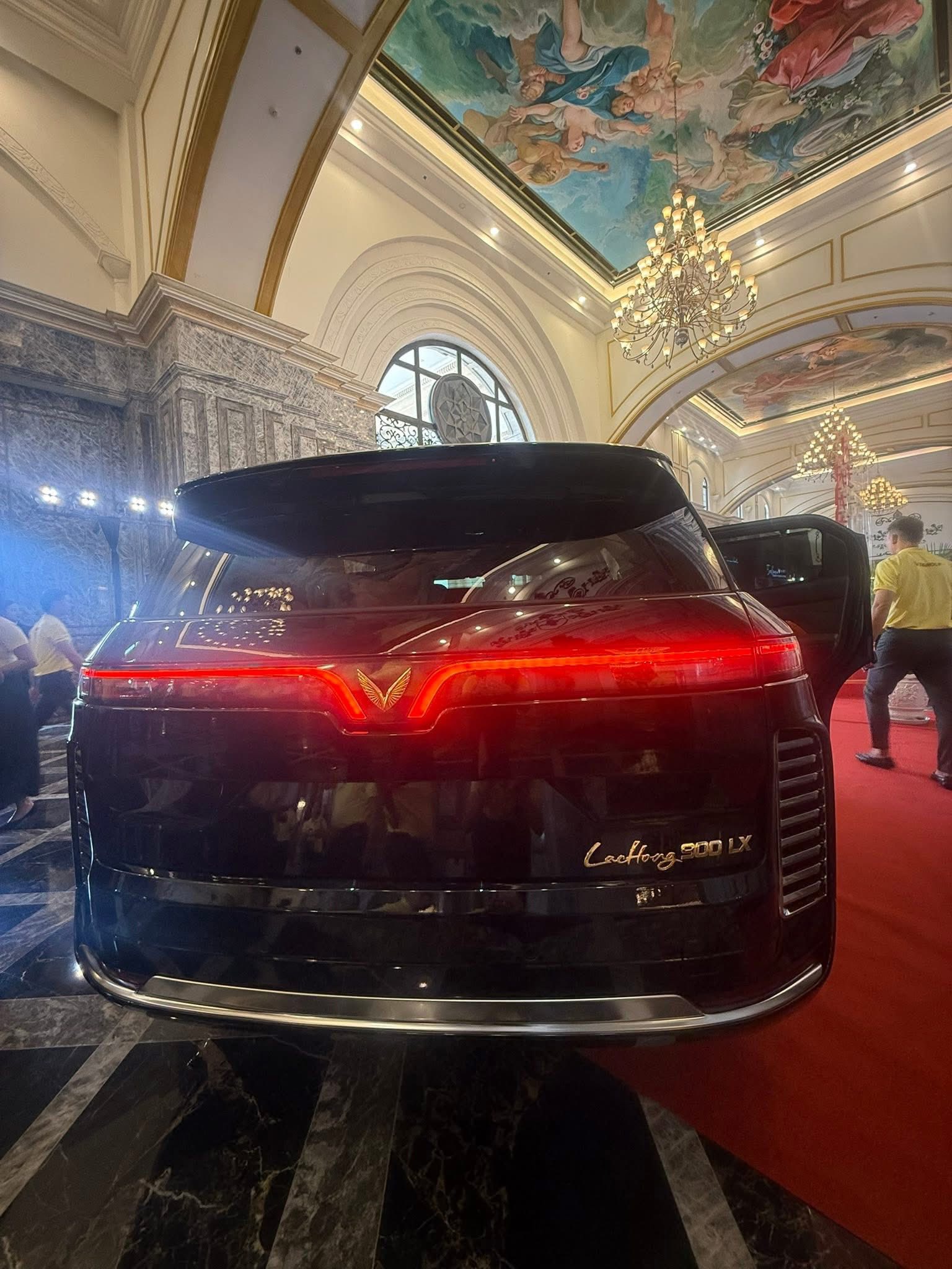 Limousine siêu sang của VinFast lộ thêm ảnh: Logo cánh chim vàng, vách ngăn  như Rolls-Royce, ốp gỗ thật
