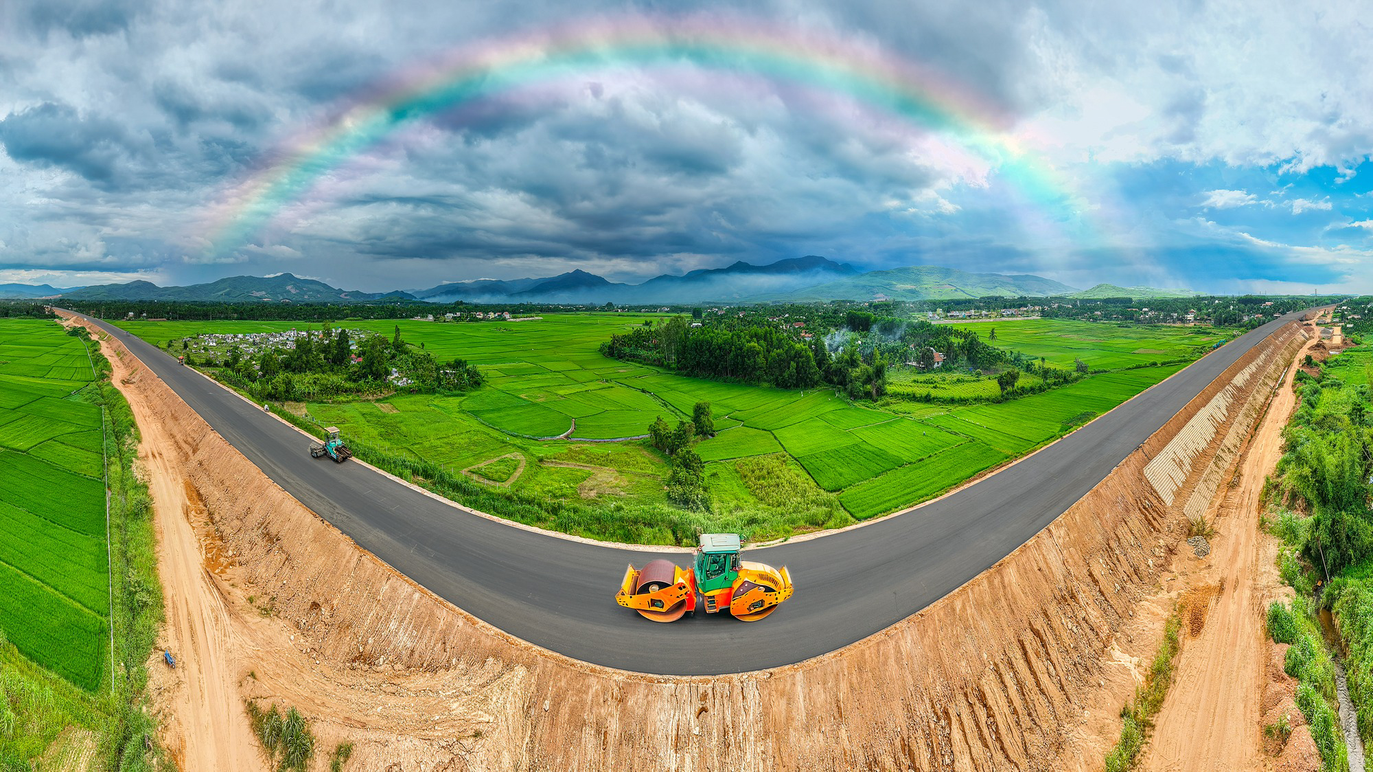 Dự &aacute;n lớn nhất, c&oacute; hầm xuy&ecirc;n n&uacute;i d&agrave;i nhất cao tốc Bắc Nam: Hơn 4.000 c&ocirc;ng nh&acirc;n v&agrave; m&aacute;y m&oacute;c l&agrave;m việc suốt ng&agrave;y đ&ecirc;m, phấn đấu vượt tiến độ 8 th&aacute;ng- Ảnh 1.