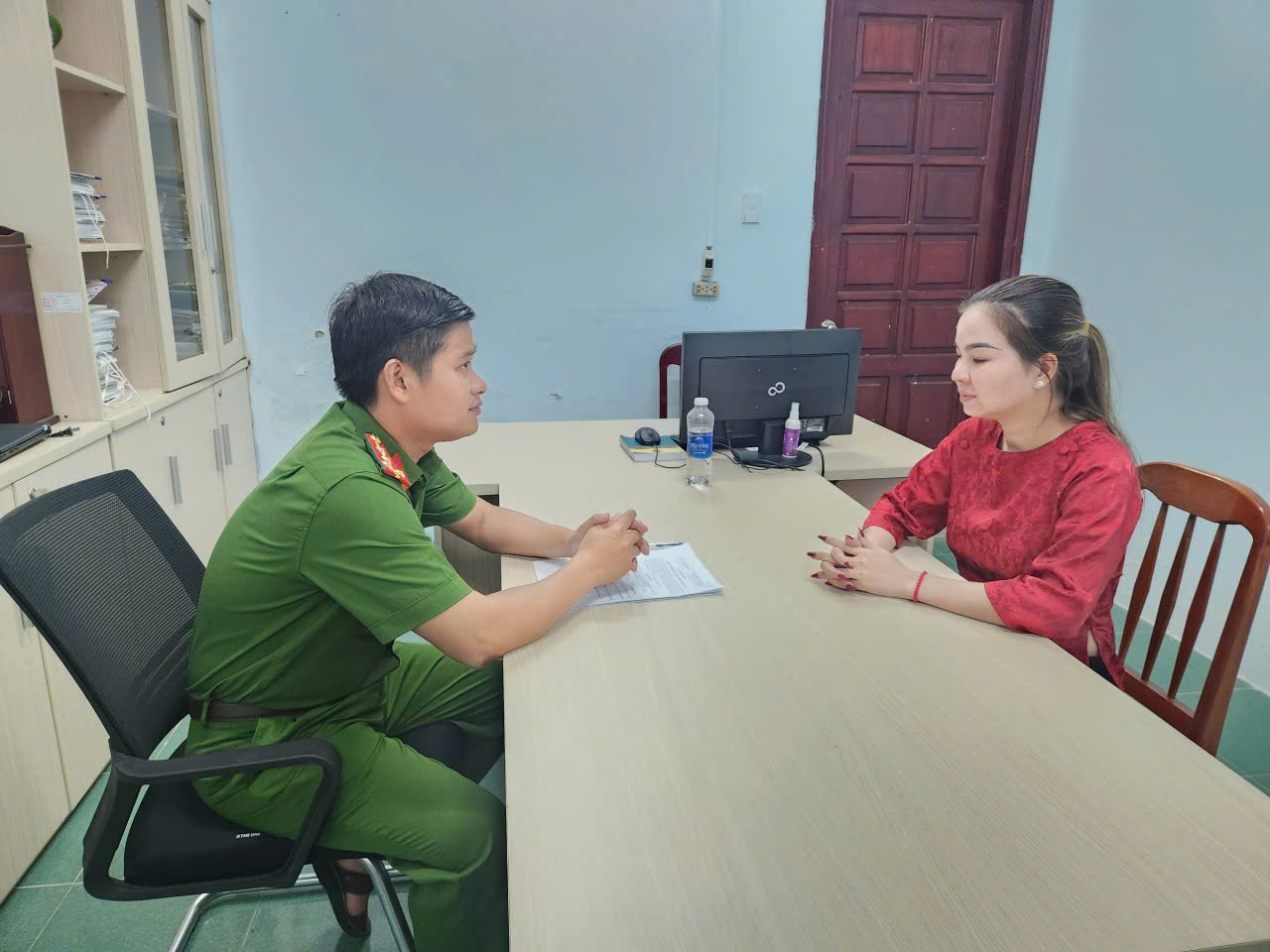 Lừa đảo tr&uacute;ng v&eacute; số độc đắc: Người phụ nữ bị bắt tại Vĩnh Long - Ảnh 1.