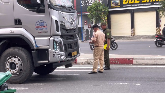 TP HCM: Tai nạn thương tâm khi mẹ đi thăm con trai bị tạm giam - Ảnh 2. TP HCM: Tai nạn thương tâm khi mẹ đi thăm con trai bị tạm giam - Ảnh 2.