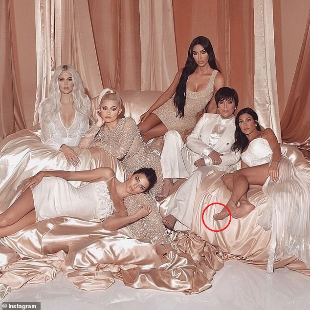 Nhà Kardashian - Jenner bị bóc mẽ nhan sắc giả dối: Từ mẹ đến con đều "cà ảnh" đến dị dạng bộ phận này- Ảnh 4. Nhà Kardashian - Jenner bị bóc mẽ nhan sắc giả dối: Từ mẹ đến con đều "cà ảnh" đến dị dạng bộ phận này- Ảnh 4.