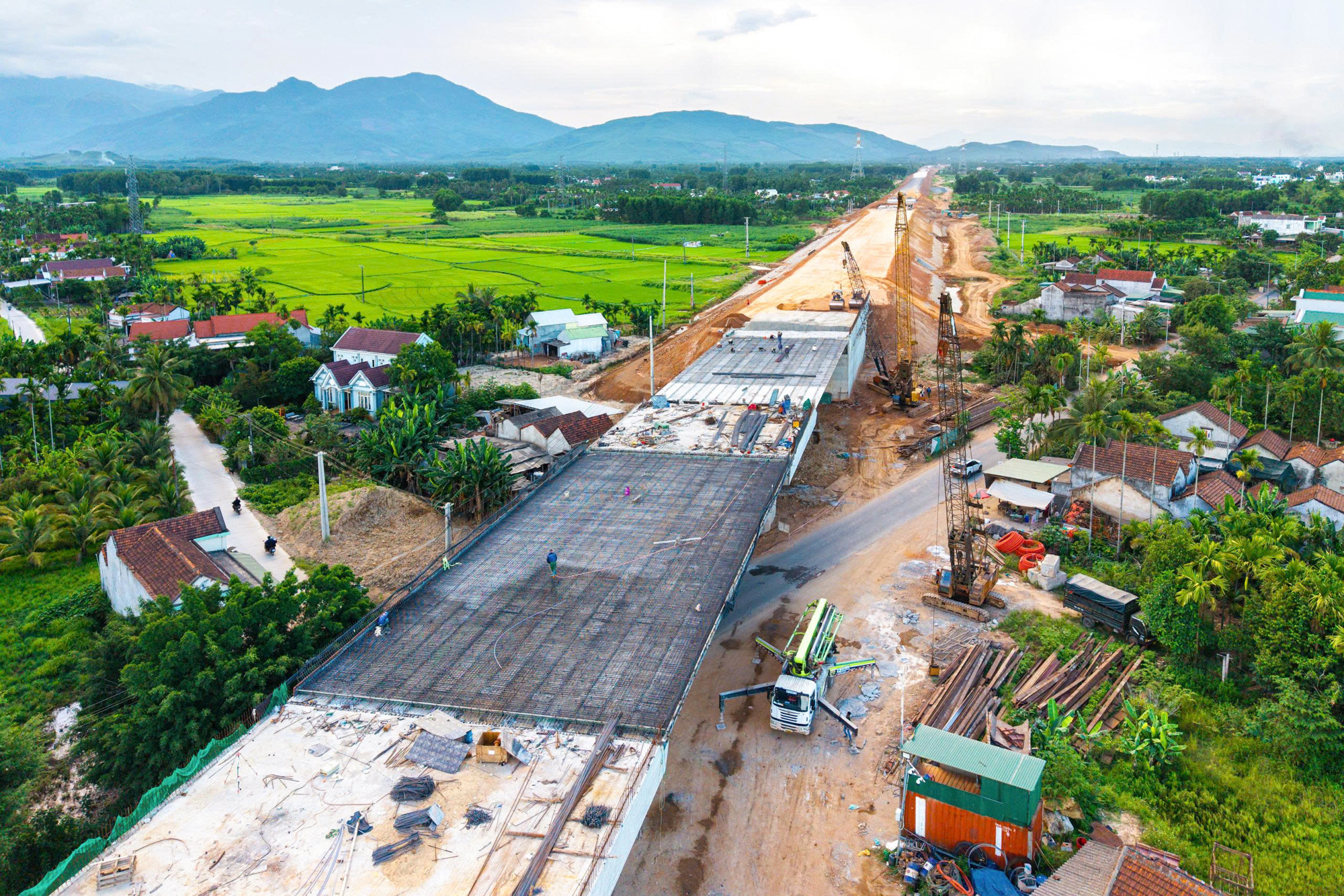 Dự &aacute;n lớn nhất, c&oacute; hầm xuy&ecirc;n n&uacute;i d&agrave;i nhất cao tốc Bắc Nam: Hơn 4.000 c&ocirc;ng nh&acirc;n v&agrave; m&aacute;y m&oacute;c l&agrave;m việc suốt ng&agrave;y đ&ecirc;m, phấn đấu vượt tiến độ 8 th&aacute;ng- Ảnh 13.