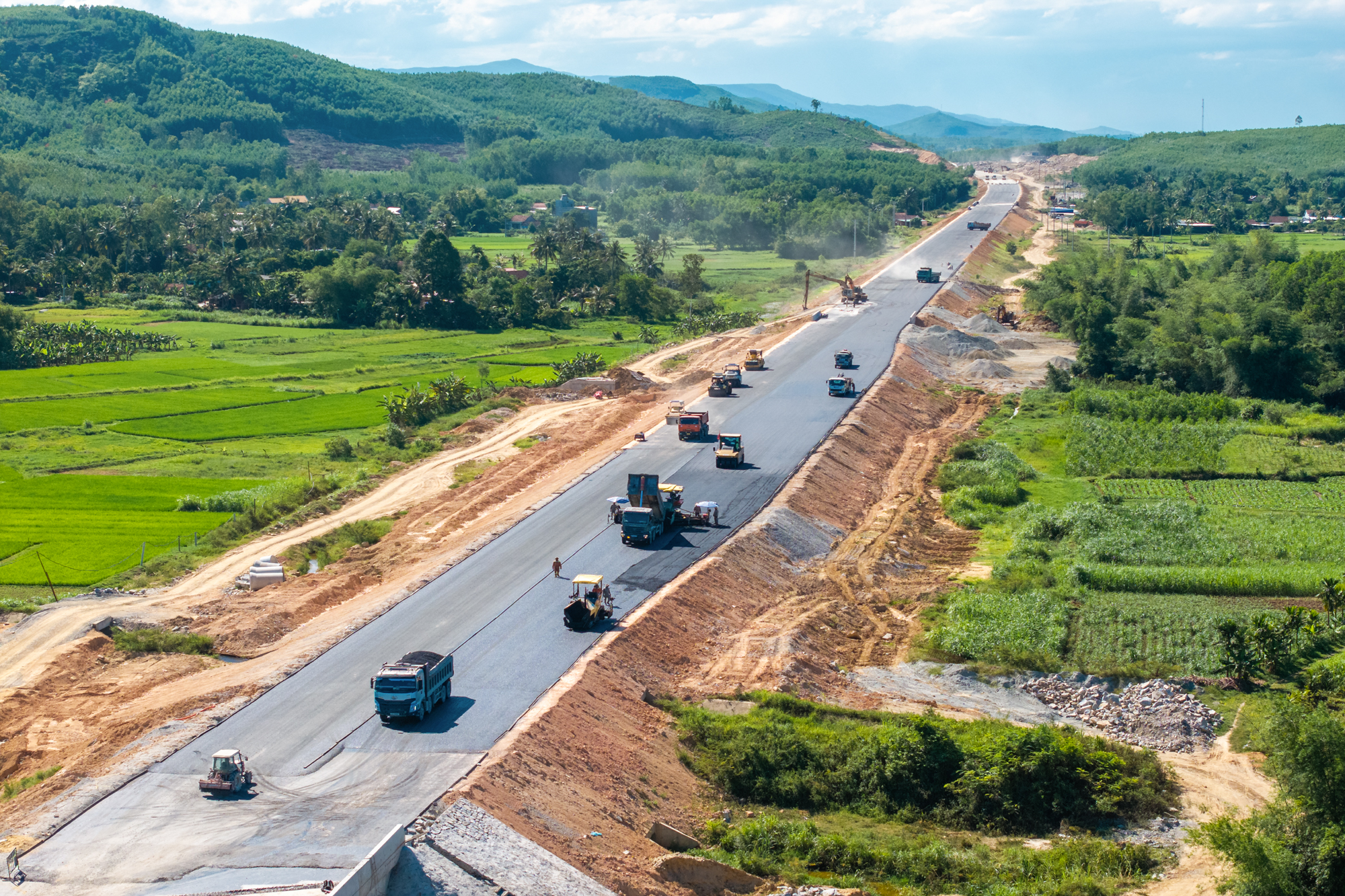 Dự &aacute;n lớn nhất, c&oacute; hầm xuy&ecirc;n n&uacute;i d&agrave;i nhất cao tốc Bắc Nam: Hơn 4.000 c&ocirc;ng nh&acirc;n v&agrave; m&aacute;y m&oacute;c l&agrave;m việc suốt ng&agrave;y đ&ecirc;m, phấn đấu vượt tiến độ 8 th&aacute;ng- Ảnh 14.
