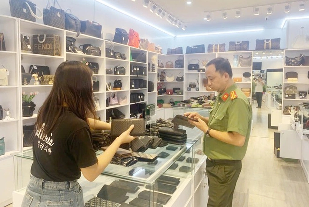 Tạm giữ hơn 2.400 sản phẩm thời trang trị giá gần 5,1 tỷ đồng nghi giả mạo nhãn hiệu Louis Vuitton, Dior, Chanel…- Ảnh 1. Tạm giữ hơn 2.400 sản phẩm thời trang trị giá gần 5,1 tỷ đồng nghi giả mạo nhãn hiệu Louis Vuitton, Dior, Chanel…- Ảnh 1.