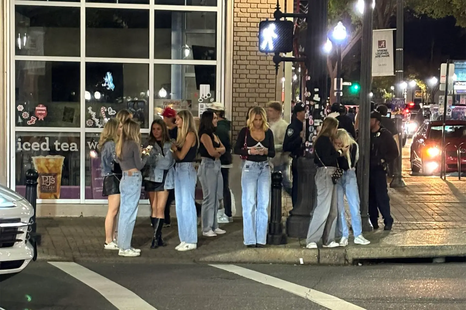 Tranh cãi về phong cách quần jeans đi chơi tối của Gen Z - Ảnh 1.