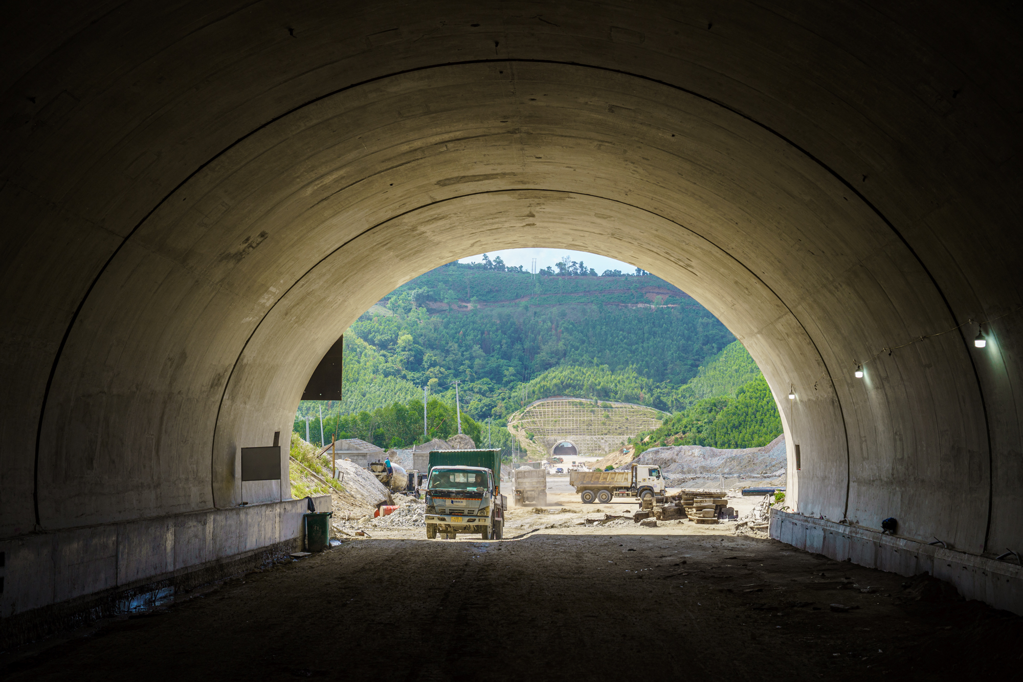 Dự &aacute;n lớn nhất, c&oacute; hầm xuy&ecirc;n n&uacute;i d&agrave;i nhất cao tốc Bắc Nam: Hơn 4.000 c&ocirc;ng nh&acirc;n v&agrave; m&aacute;y m&oacute;c l&agrave;m việc suốt ng&agrave;y đ&ecirc;m, phấn đấu vượt tiến độ 8 th&aacute;ng- Ảnh 2.