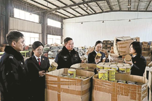 công an triệt phá đường dây sản xuất và buôn bán sữa bột giả, lừa đảo hơn 60.000 người cao tuổi  - Ảnh 1.