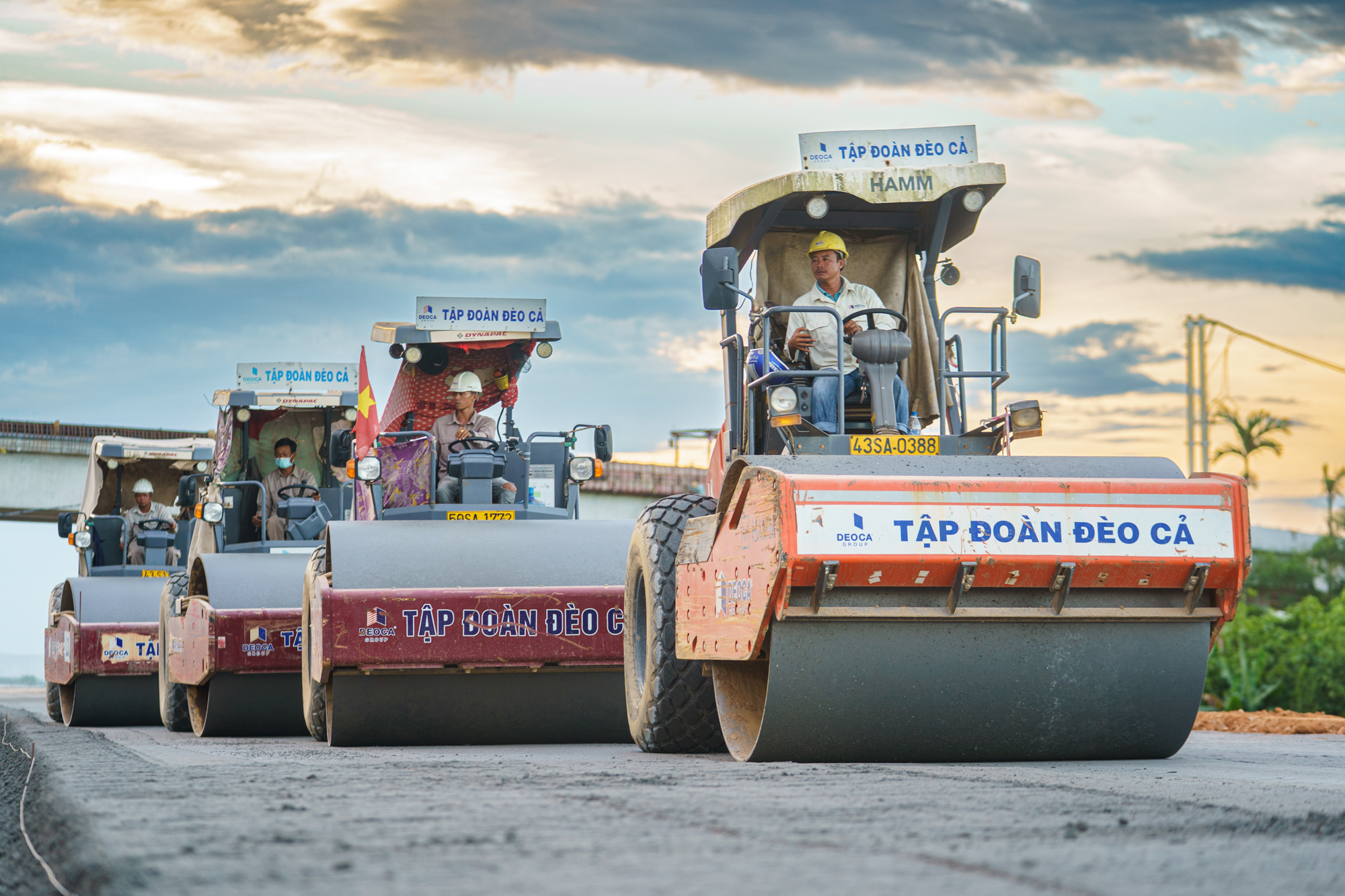 Dự &aacute;n lớn nhất, c&oacute; hầm xuy&ecirc;n n&uacute;i d&agrave;i nhất cao tốc Bắc Nam: Hơn 4.000 c&ocirc;ng nh&acirc;n v&agrave; m&aacute;y m&oacute;c l&agrave;m việc suốt ng&agrave;y đ&ecirc;m, phấn đấu vượt tiến độ 8 th&aacute;ng- Ảnh 3.