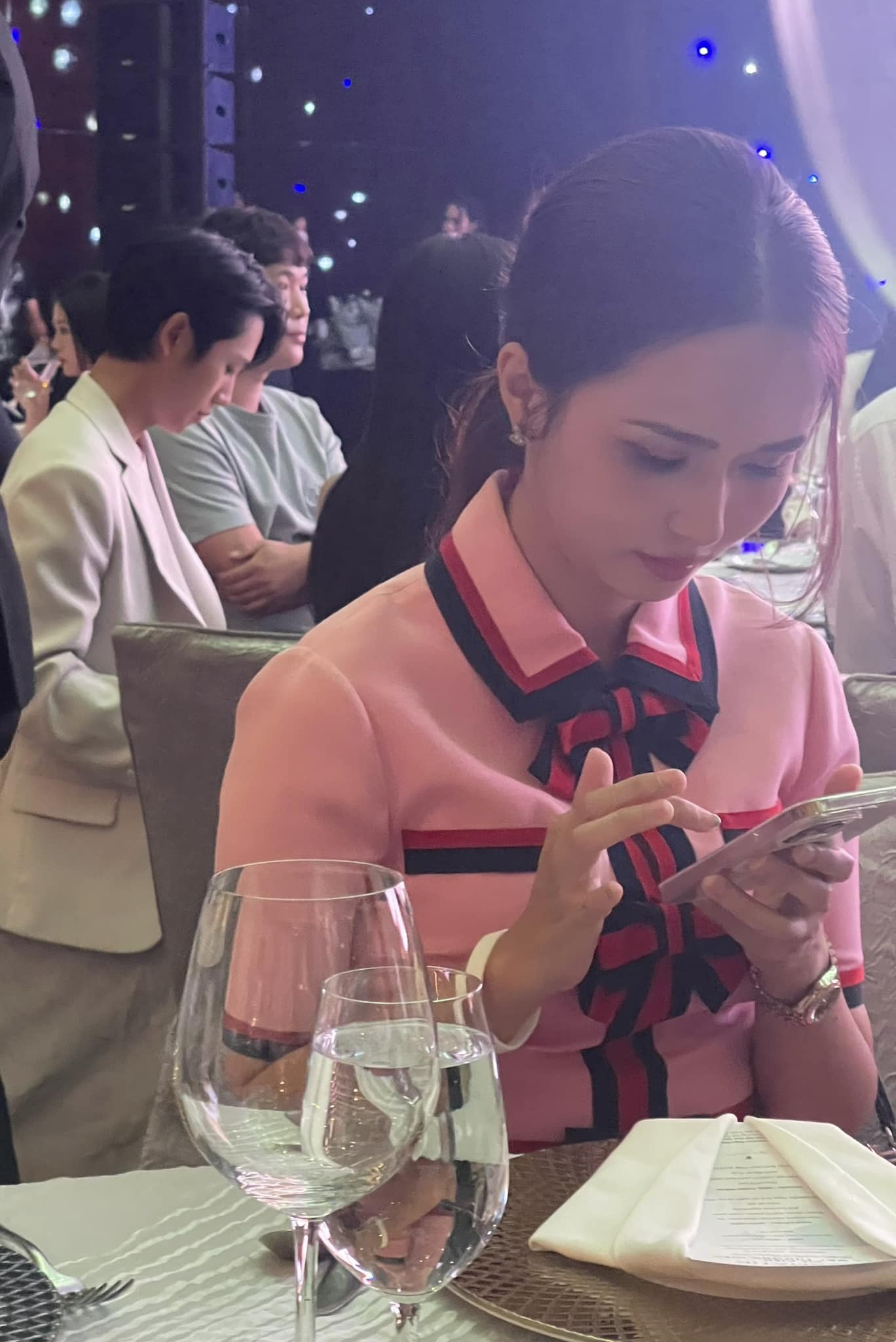 Ái nữ cựu Chủ tịch CLB Sài Gòn đã hết bị chê mặc xấu, lên đồ chuẩn tiểu thư Hà thành, nhan sắc "lên hương" - Ảnh 4.