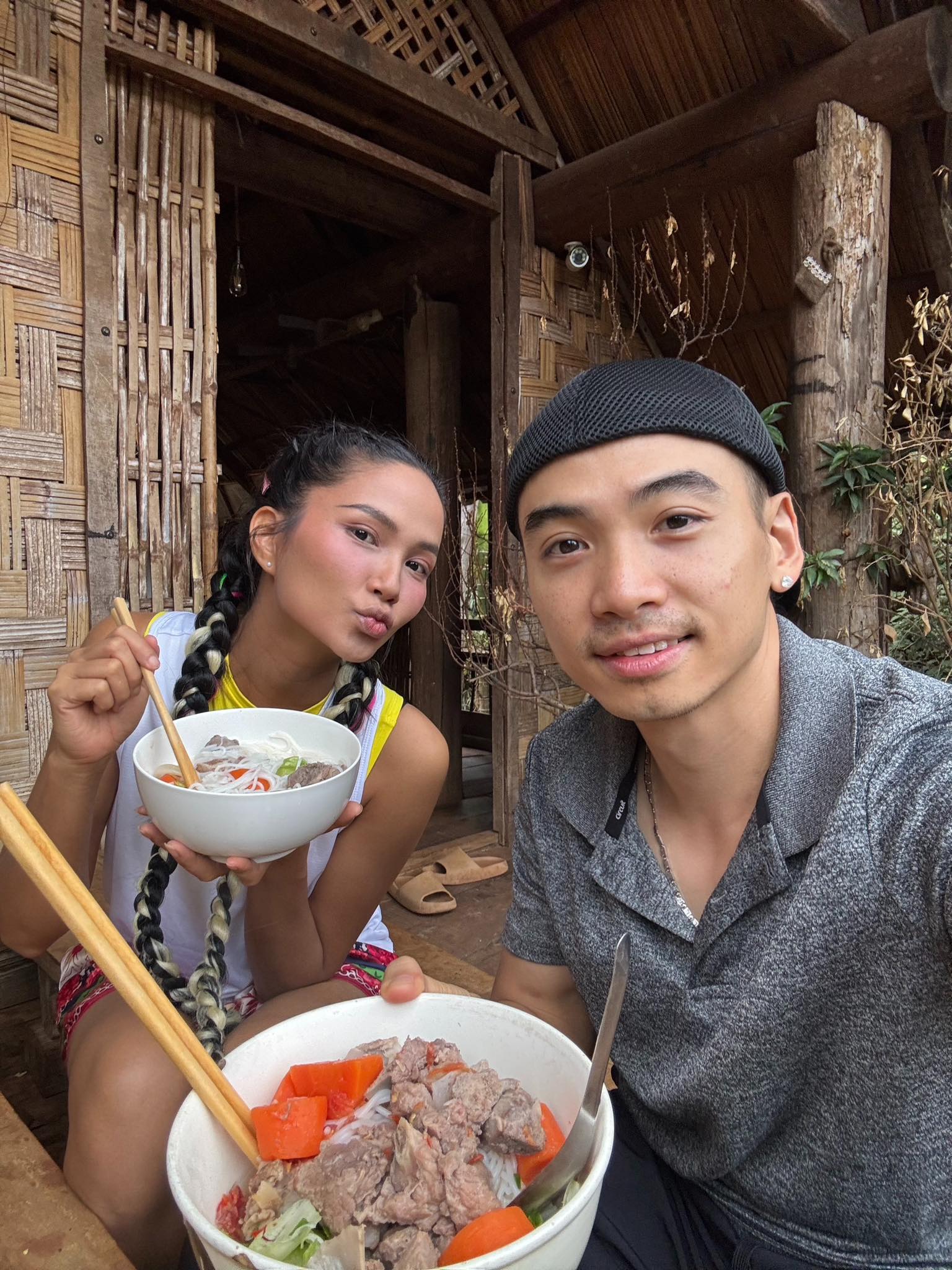 H'Hen Niê ngăn cản chồng làm 1 việc vì lo sợ làng xóm dị nghị- Ảnh 3. H'Hen Niê ngăn cản chồng làm 1 việc vì lo sợ làng xóm dị nghị- Ảnh 3.