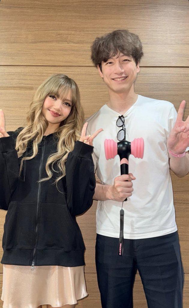 1,6 triệu lượt xem Lisa (BLACKPINK) làm chuyện gây hoang mang với trai lạ sau lưng bạn trai tài phiệt- Ảnh 6. 1,6 triệu lượt xem Lisa (BLACKPINK) làm chuyện gây hoang mang với trai lạ sau lưng bạn trai tài phiệt- Ảnh 6.