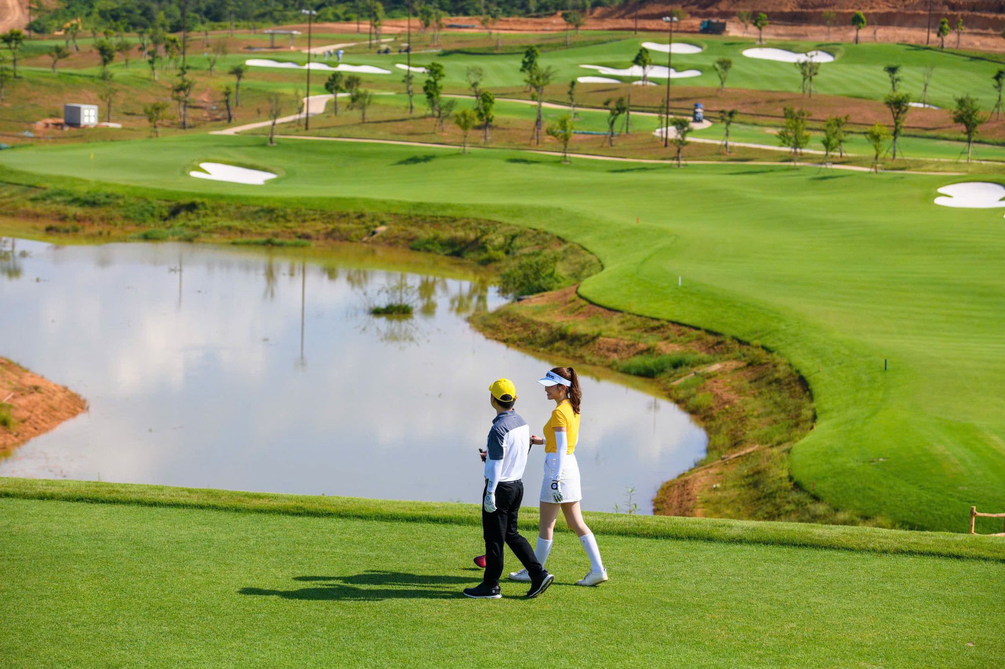 Chủ tịch Hà Nội FC tung ảnh tình tứ bên Hoa hậu Đỗ Mỹ Linh giữa đêm, visual "nàng dâu hào môn" gây sốt! - Ảnh 2. Chủ tịch Hà Nội FC tung ảnh tình tứ bên Hoa hậu Đỗ Mỹ Linh giữa đêm, visual "nàng dâu hào môn" gây sốt! - Ảnh 2.