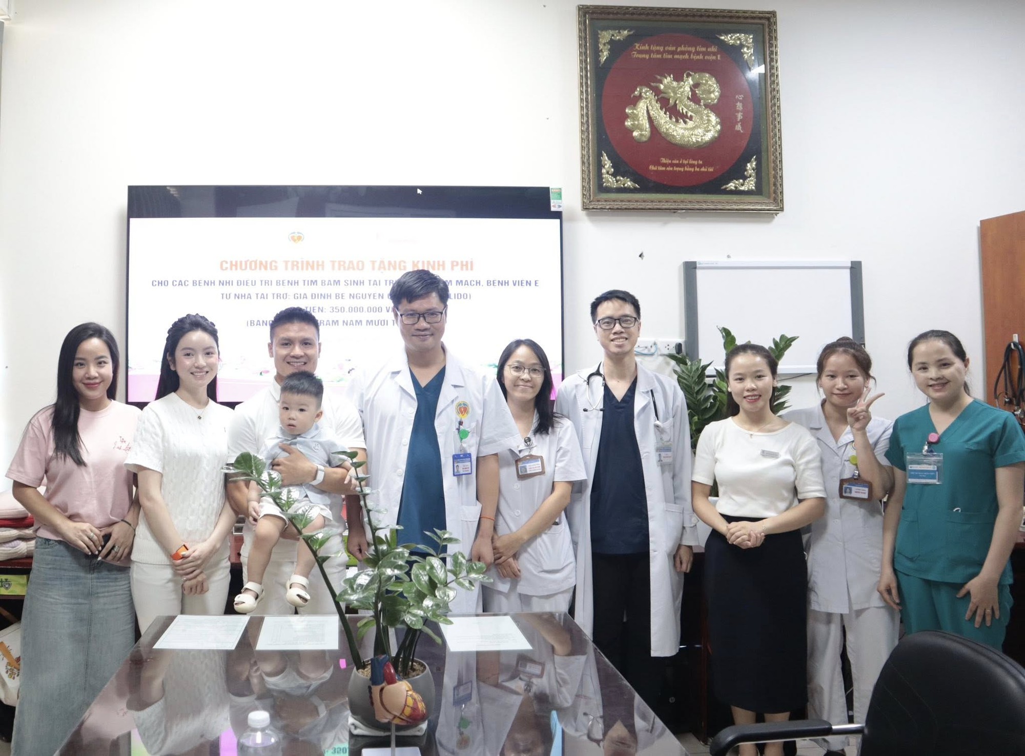 Quý tử nhà Quang Hải 1 tuổi đã được xướng tên khi từ thiện 350 triệu cho bệnh nhi nghèo, netizen khen bố mẹ khéo- Ảnh 3. Quý tử nhà Quang Hải 1 tuổi đã được xướng tên khi từ thiện 350 triệu cho bệnh nhi nghèo, netizen khen bố mẹ khéo- Ảnh 3.