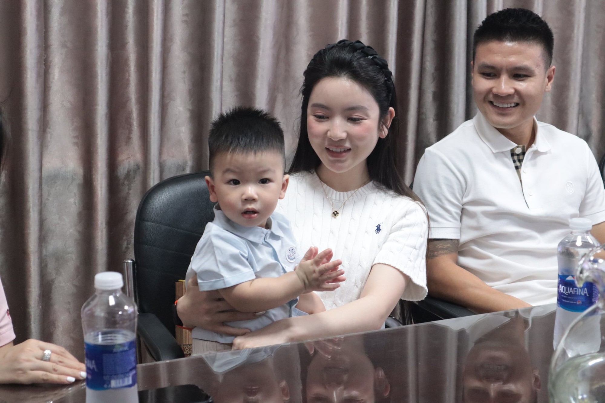 Quý tử nhà Quang Hải 1 tuổi đã được xướng tên khi từ thiện 350 triệu cho bệnh nhi nghèo, netizen khen bố mẹ khéo- Ảnh 6. Quý tử nhà Quang Hải 1 tuổi đã được xướng tên khi từ thiện 350 triệu cho bệnh nhi nghèo, netizen khen bố mẹ khéo- Ảnh 6.